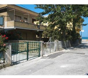 A 50 metri dal mare spiaggia libera e giardino