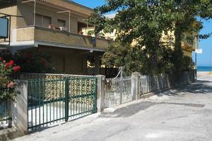 A 50 metri dal mare spiaggia libera e giardino