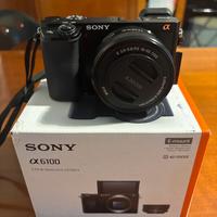 Sony Alpha 6100 con  zoom  16-50    F3.5/5.6 nuova