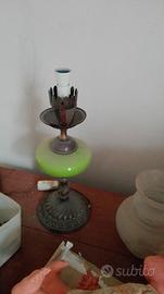 Lampada antica a petrolio elettrificata in vetro