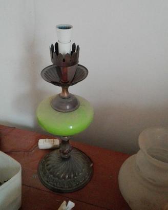 Lampada antica a petrolio elettrificata in vetro