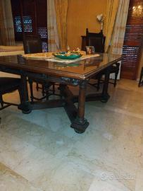 Mobili in noce fatti a mano. 