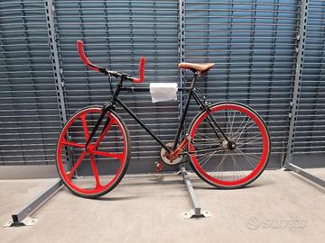 fixed bike nera e rossa