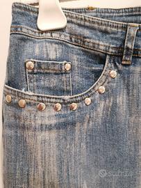 jeans con borchie sulle tasche