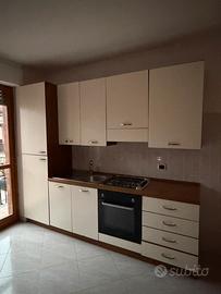 Cucina completa con elettrodomestici