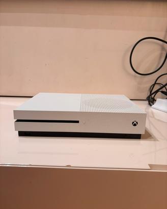 Xbox One S 1TB + base con ventola + 3 giochi