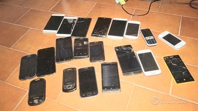 cellulari datati  guasti per ricambi 