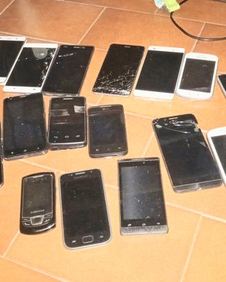 cellulari datati  guasti per ricambi 