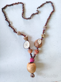 Collana lunga fatta con semi