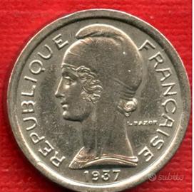 Monetine e gettone telefonico.