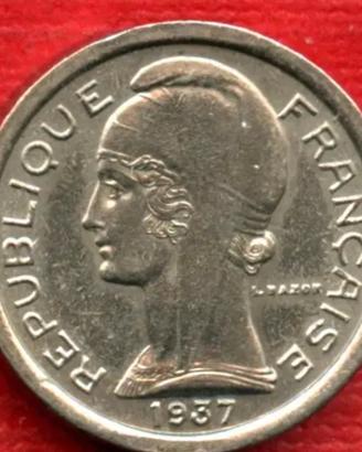 Monetine e gettone telefonico.