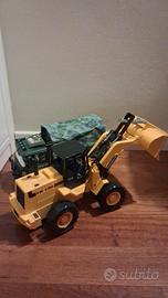 Giocattoli caterpillar e mezzo militare