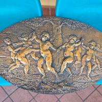 antico ovale in bronzo con putti danzanti