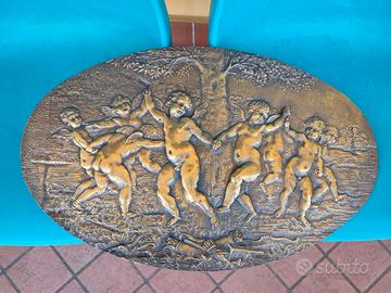 antico ovale in bronzo con putti danzanti