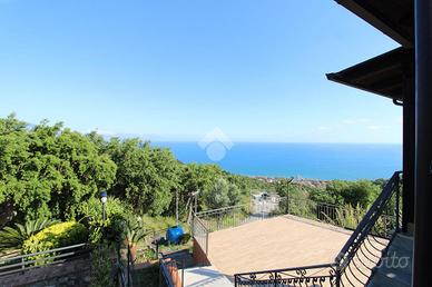 VILLA A SCHIERA A ISPANI