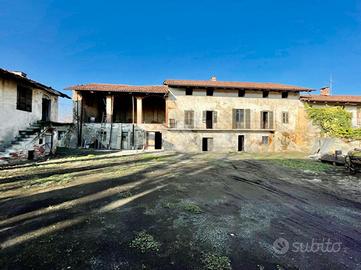 CASA DI CORTE A MACELLO