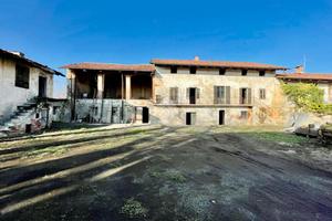 CASA DI CORTE A MACELLO