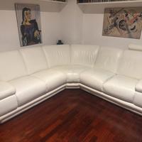 Divano angolare di pelle bianca 2mt x 2mt