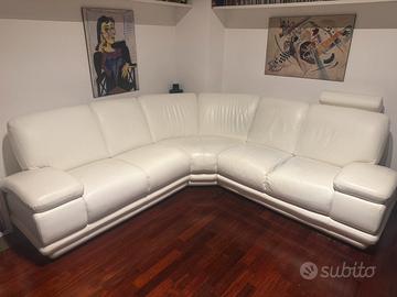 Divano angolare di pelle bianca 2mt x 2mt