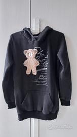 felpa nera con cappuccio e tasca