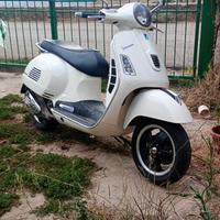 Piaggio Vespa 300 GTS - 2012