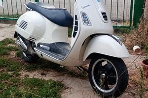 Piaggio Vespa 300 GTS - 2012