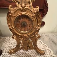 Orologio da tavolo antico in metallo dorato