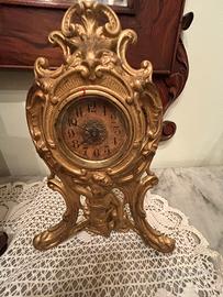 Orologio da tavolo antico in metallo dorato