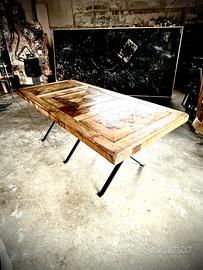 Tavolo legno intarsio con base ferro nero