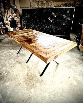 Tavolo legno intarsio con base ferro nero