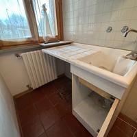 Lavatoio in ceramica completo con mobile e pensile