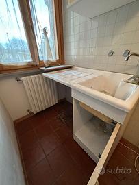 Lavatoio in ceramica completo con mobile e pensile