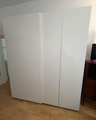 Armadio con due ante scorrevoli