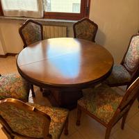 Tavolo vintage con sedie