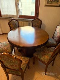 Tavolo vintage con sedie