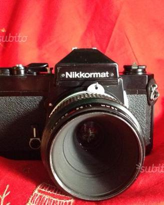 Nikon Nikkormat FT2 con 55 mm f 3,5 micro
