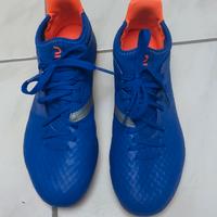 Scarpe calcio numero 35 con tacchetti.