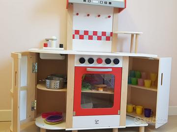 Cucinetta Hape in legno con accessori