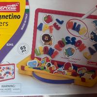 Lavagnetta con lettere e disegni magnetici