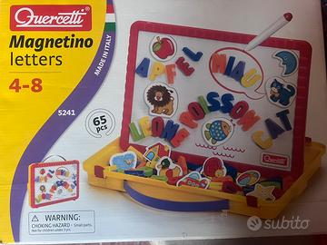 Lavagnetta con lettere e disegni magnetici