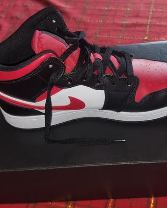 NIKE AIR JORDAN 1 MID