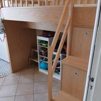 Letto alto in legno massello con scaletta.