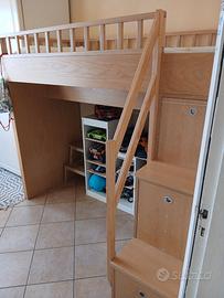 Letto alto in legno massello con scaletta.