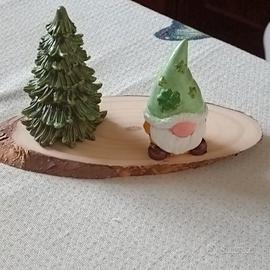 Decorazione: gnomo portafortuna con albero      