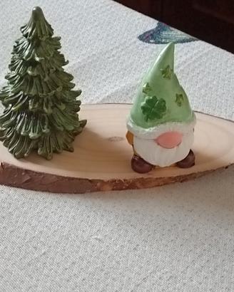 Decorazione: gnomo portafortuna con albero      