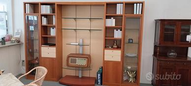 Soggiorno in noce con illuminazione GIEMME.