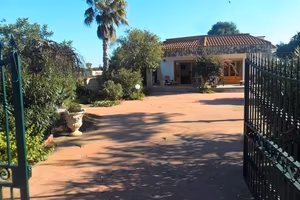Villa fronte spiaggia con giardino