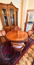 Tavolo allungabile e sei sedie in velluto 