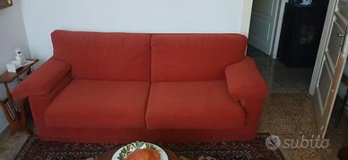 DIVANO LETTO DI COLORE ROSSO TENUE