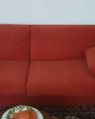DIVANO LETTO DI COLORE ROSSO TENUE